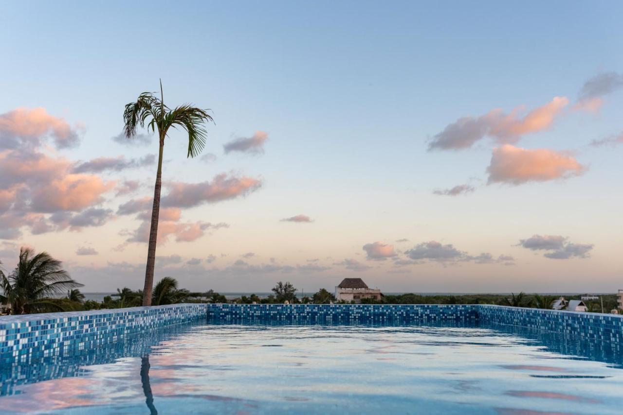 Hotel Mayari Holbox Dış mekan fotoğraf Infinity pool at the Grand Palladium Hotel, Playa del Carmen, Mexico