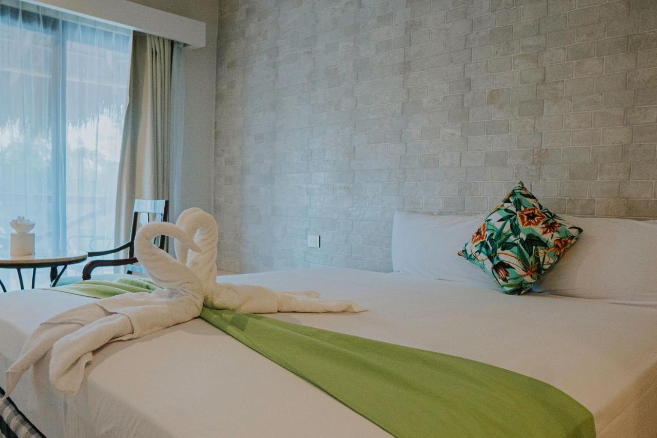 Hotel Mayari Holbox Dış mekan fotoğraf A bed with a towel animal