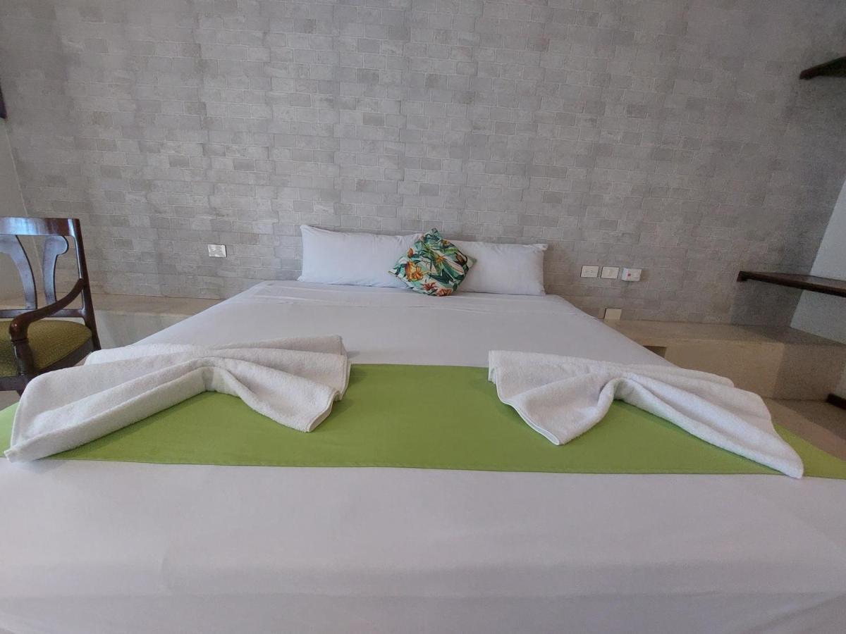 Hotel Mayari Holbox Dış mekan fotoğraf A bed with a duvet cover