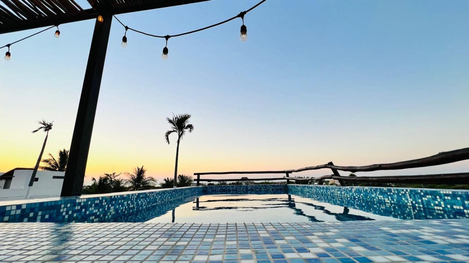 Hotel Mayari Holbox Dış mekan fotoğraf Rooftop pool at the hotel